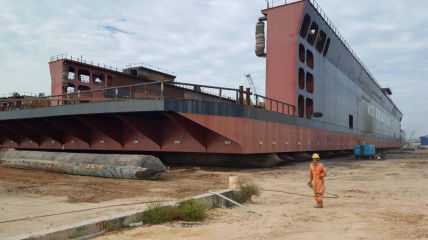Bộ túi khí biển ở bến tàu để tải