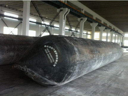 Bộ túi khí biển ở bến tàu để tải