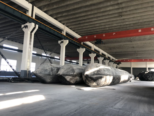 Tháo túi khí cao su hàng hải cho tàu cứu hộ